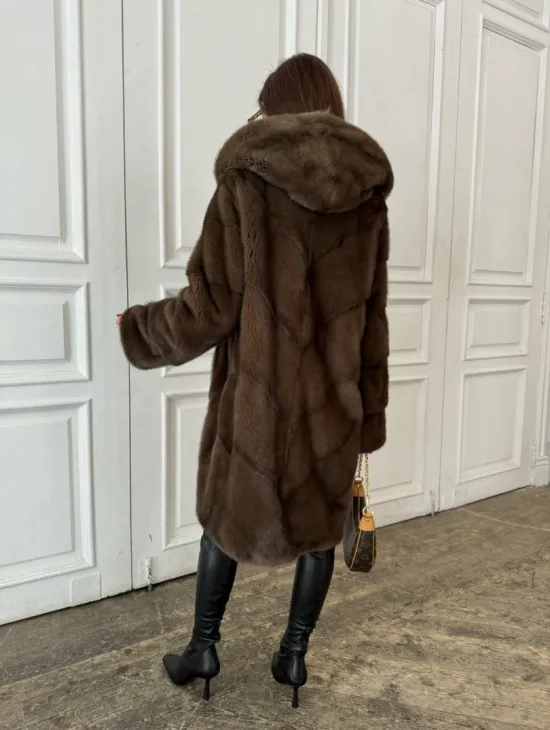 Шуба из меха норки с капюшоном в цвете орех - фото 2