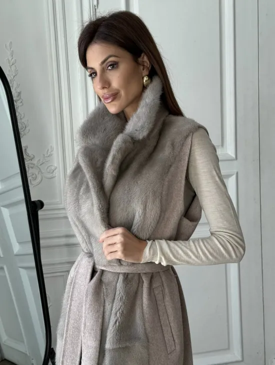 Пальто без рукавов с отделкой из меха норки - фото 0