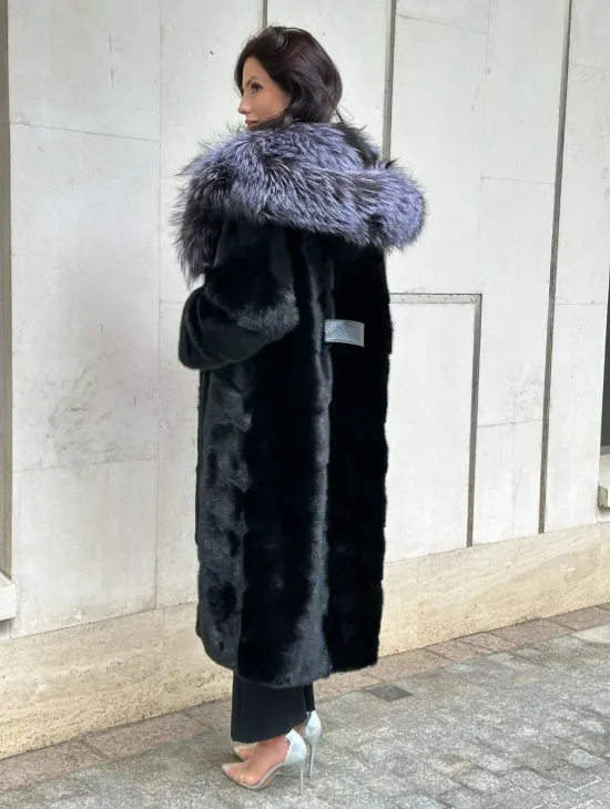 Норковая шуба черного цвета с капюшоном из чернобурки - фото 8